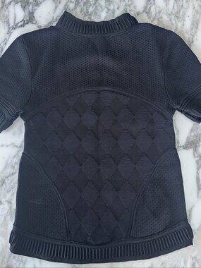 Scanlan Theodore Black Crepe Knit Quilted Diamond Top | Medium